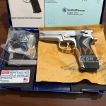 Yargı mensubunun koleksiyonundan Smith Wesson 5906 model silah.